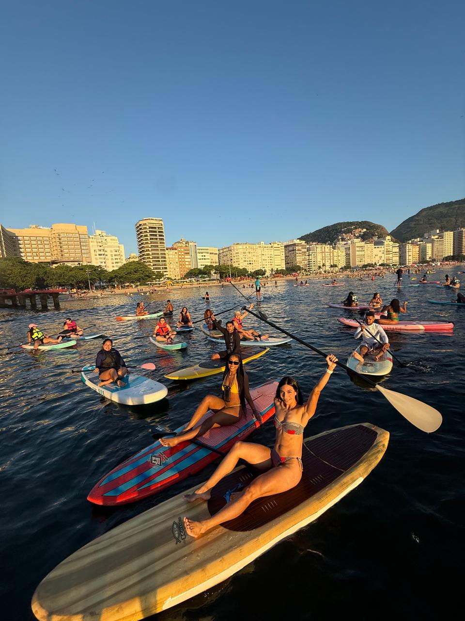 Grupo grande remando em Copacabana num dia claro